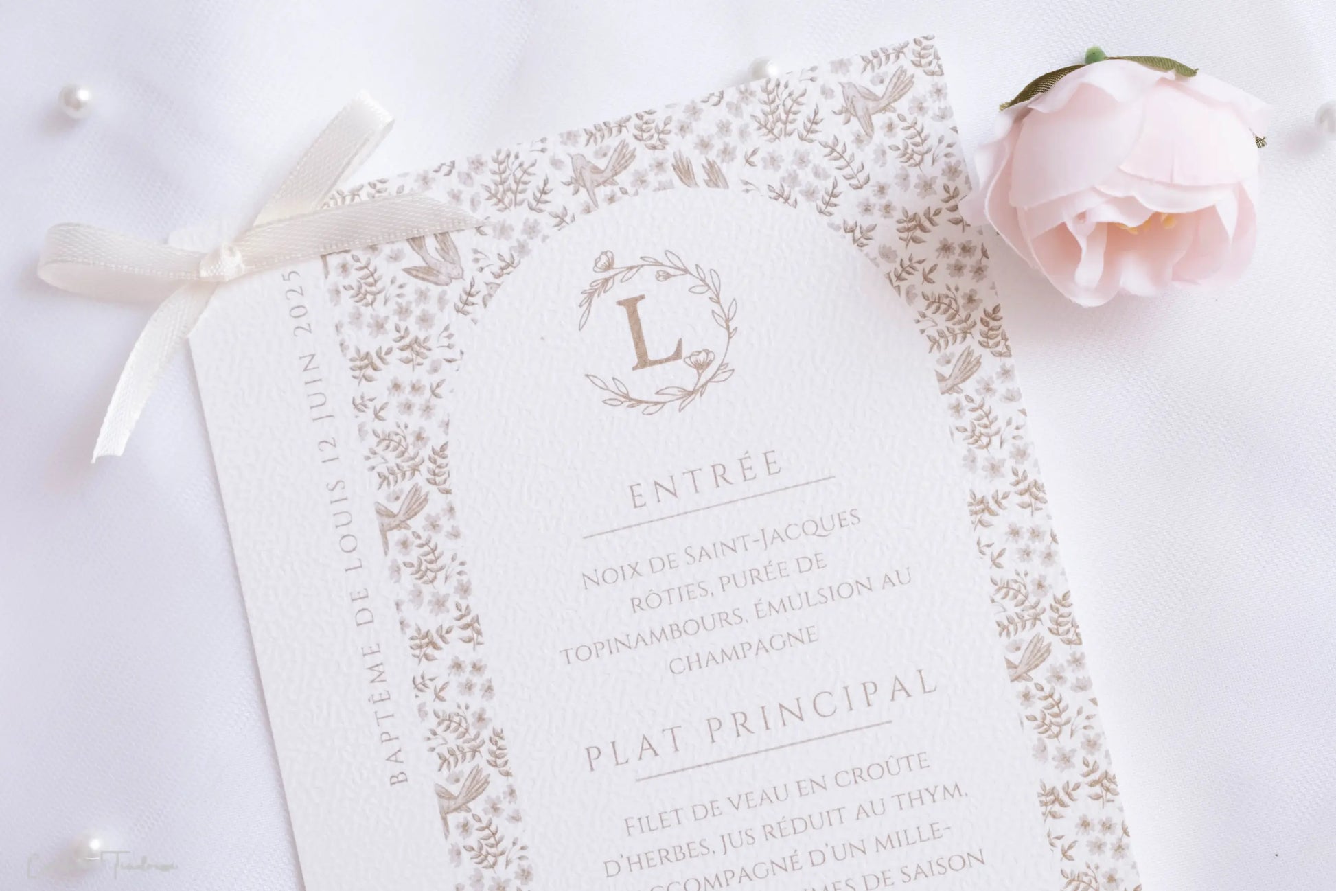 Menu de cérémonie, baptême, communion, mariage, élégant avec imprimé ramages et oiseaux, initiale et ruban de satin
