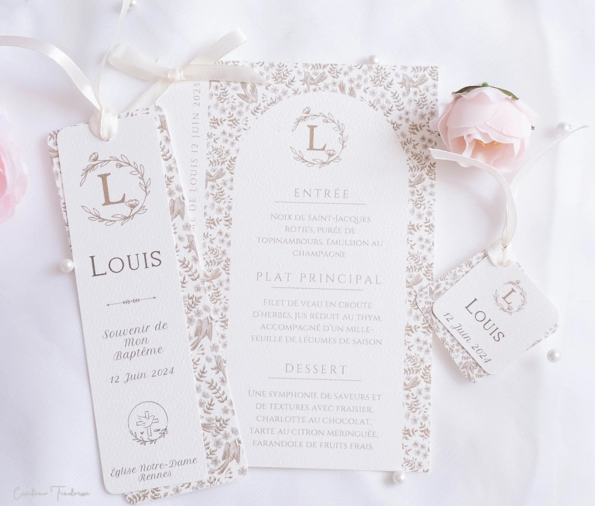 Menu de cérémonie, baptême, communion, mariage, élégant avec imprimé ramages et oiseaux, initiale et ruban de satin
