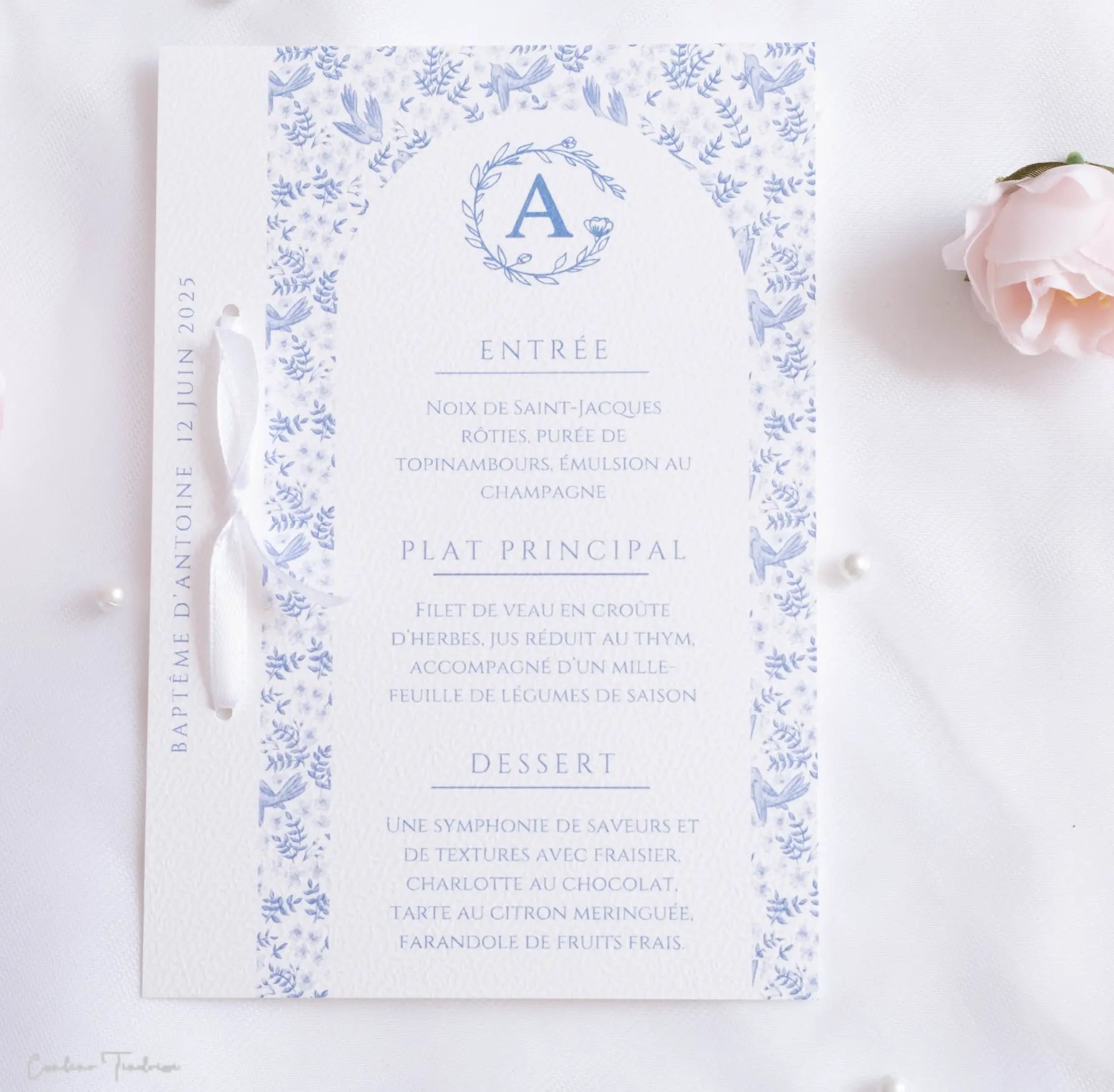 Menu de cérémonie, baptême, communion, mariage, élégant avec imprimé ramages et oiseaux, initiale et ruban de satin
