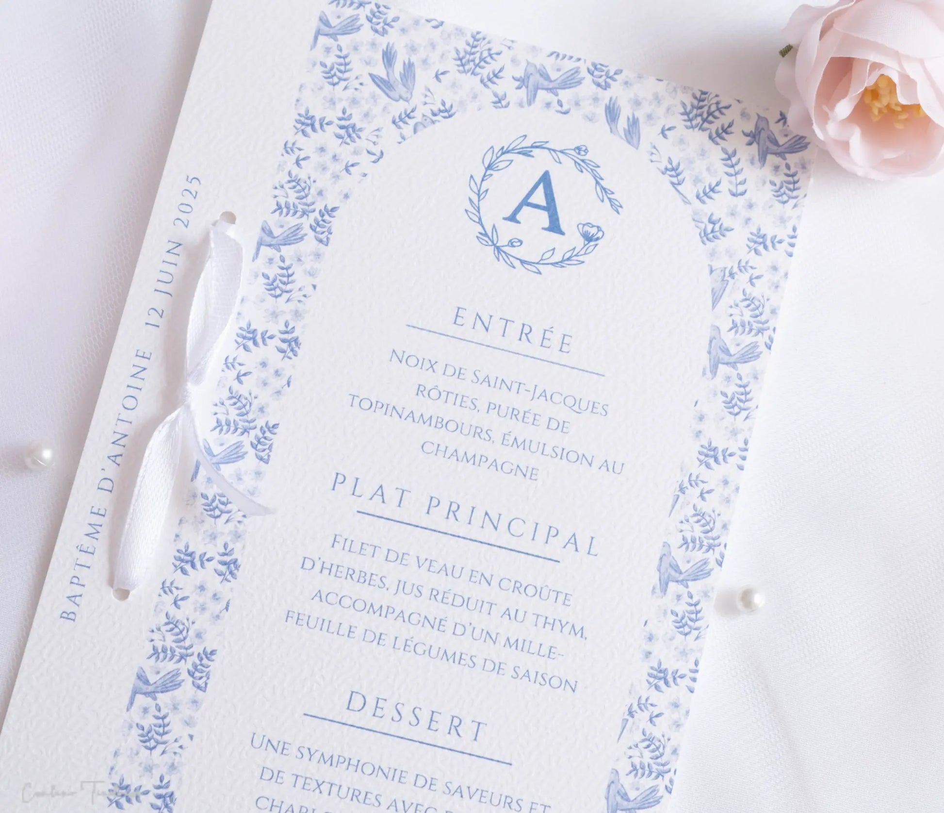 Menu de cérémonie, baptême, communion, mariage, élégant avec imprimé ramages et oiseaux, initiale et ruban de satin