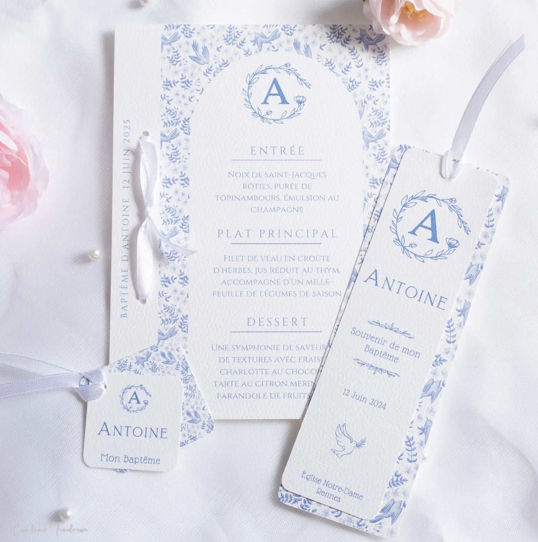 Menu de cérémonie, baptême, communion, mariage, élégant avec imprimé ramages et oiseaux, initiale et ruban de satin