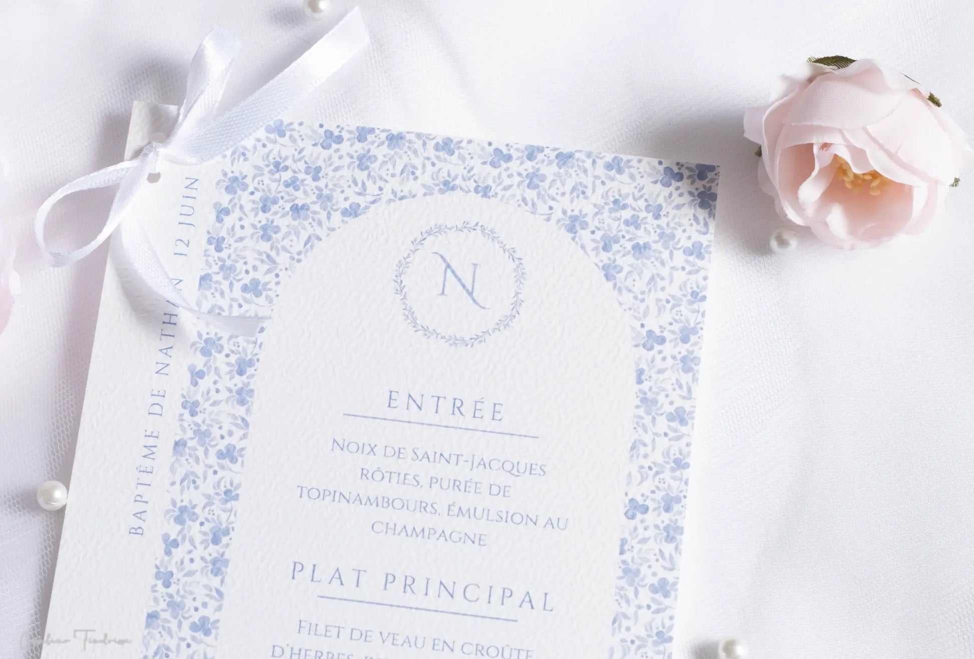 Menu de Cérémonie à fleurs bleues et ruban de satin