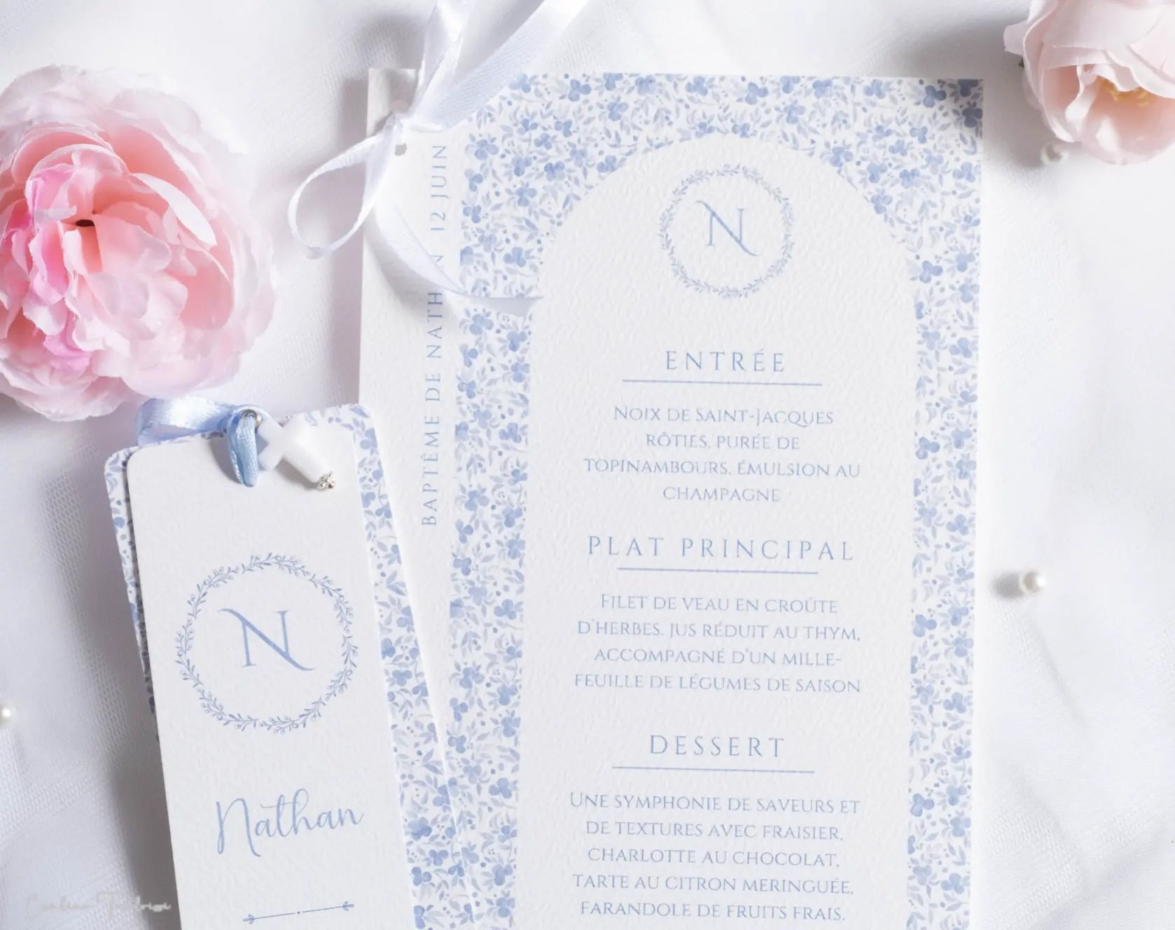 Menu de Cérémonie à fleurs bleues et ruban de satin