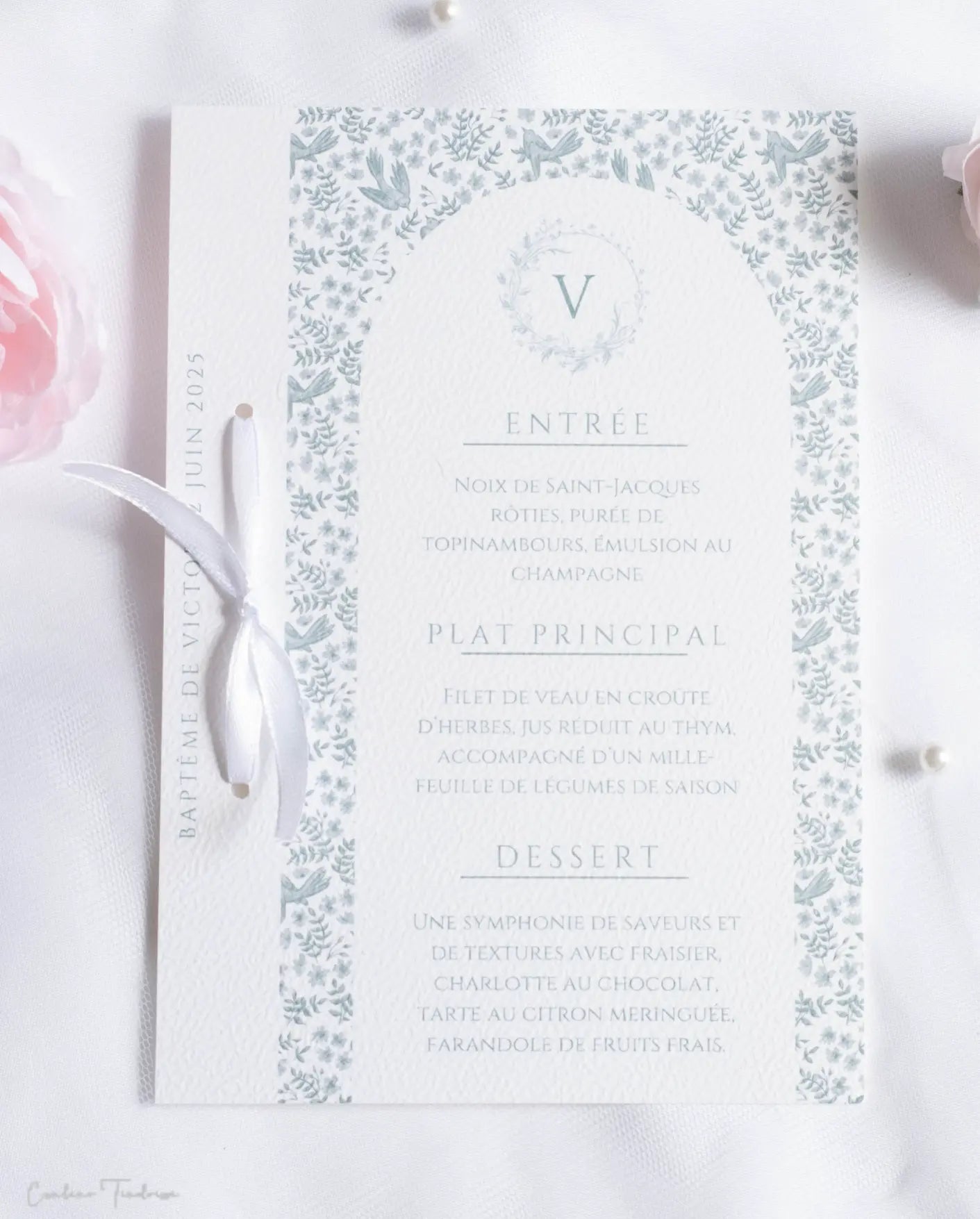 Menu de cérémonie, baptême, communion, mariage, élégant avec imprimé ramages et oiseaux, initiale et ruban de satin