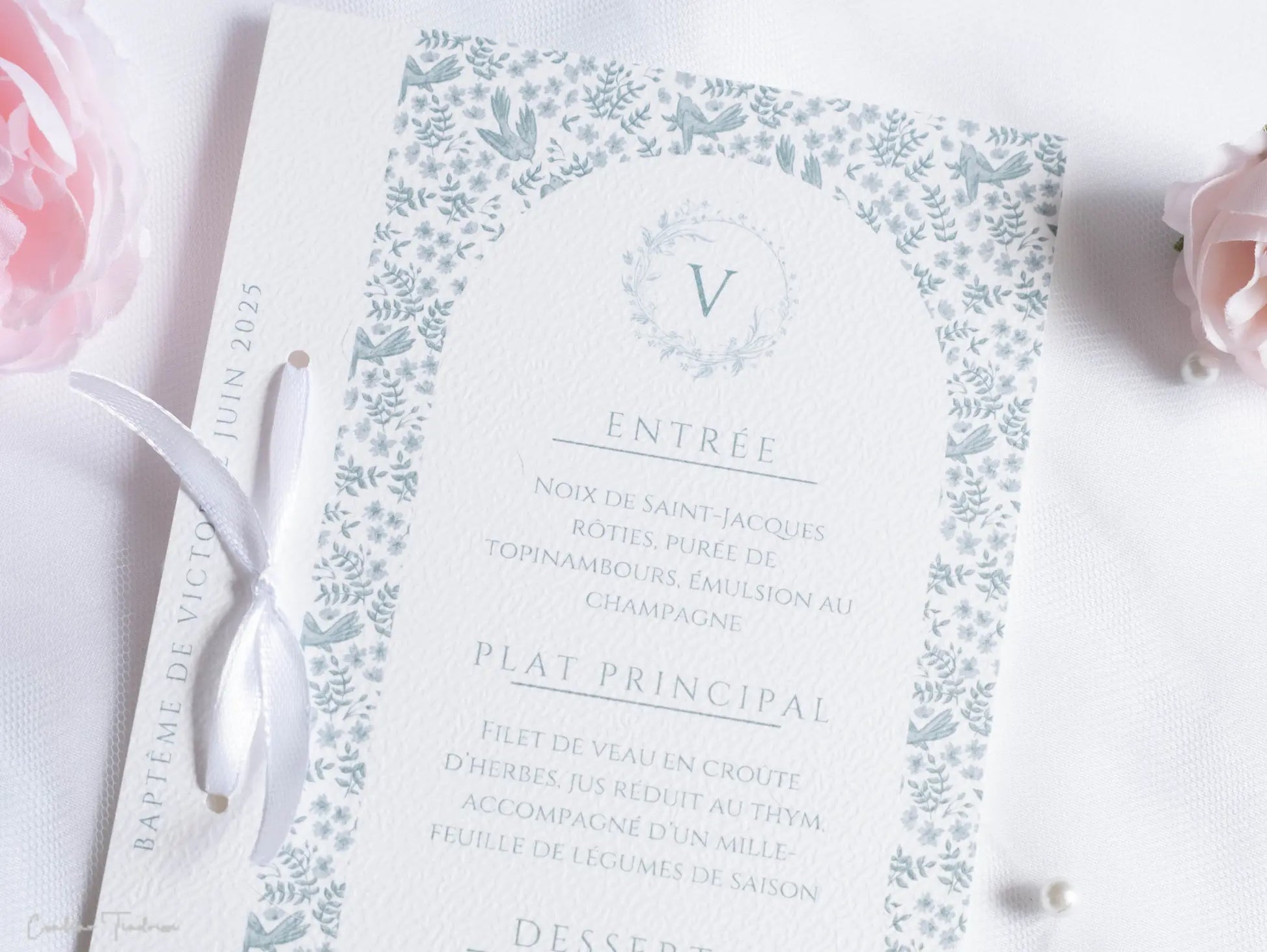 Menu de cérémonie, baptême, communion, mariage, élégant avec imprimé ramages et oiseaux, initiale et ruban de satin