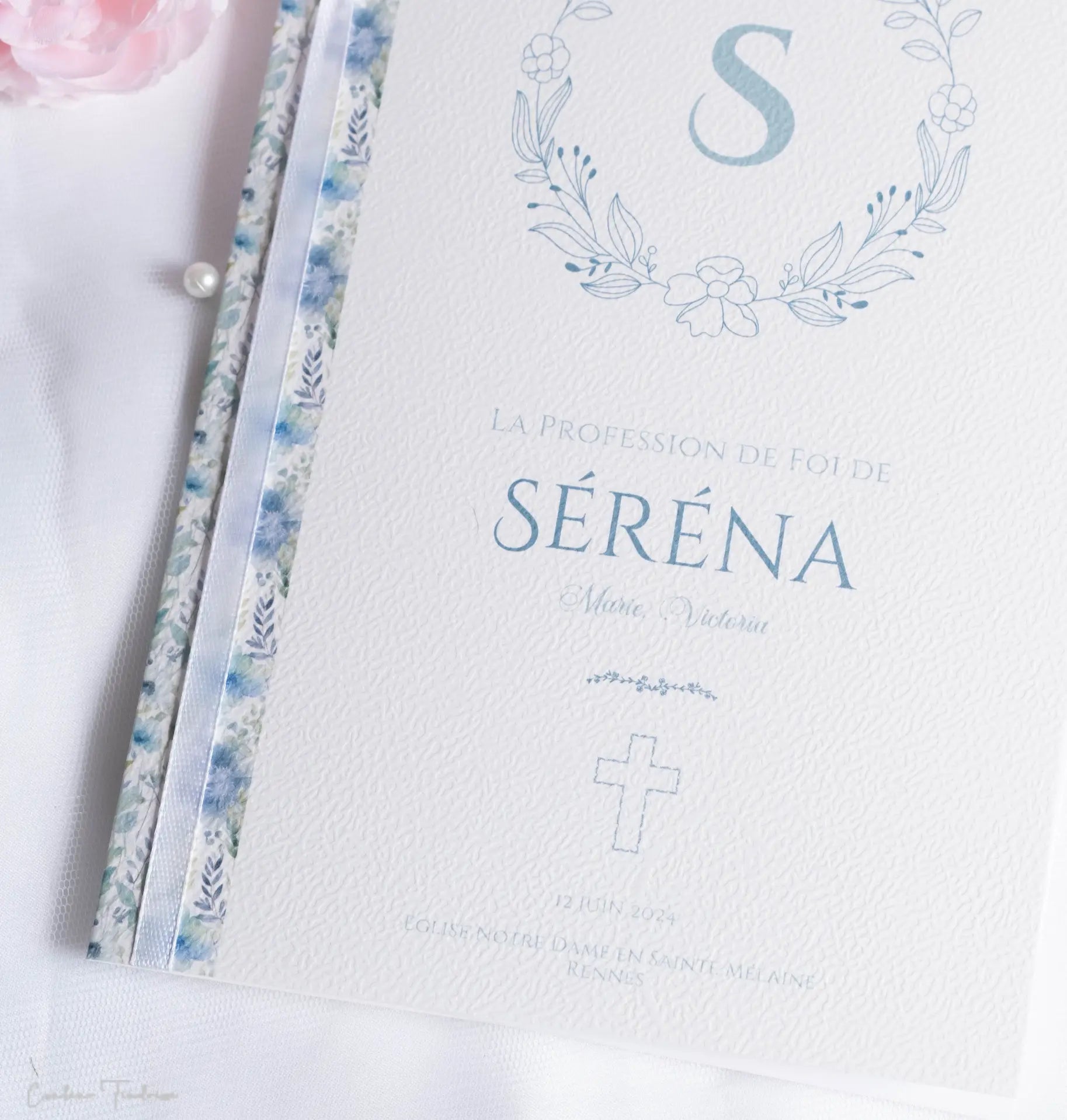 Couverture de Livret de Messe fleuri avec initiale de l'enfant, pour baptême ou communion