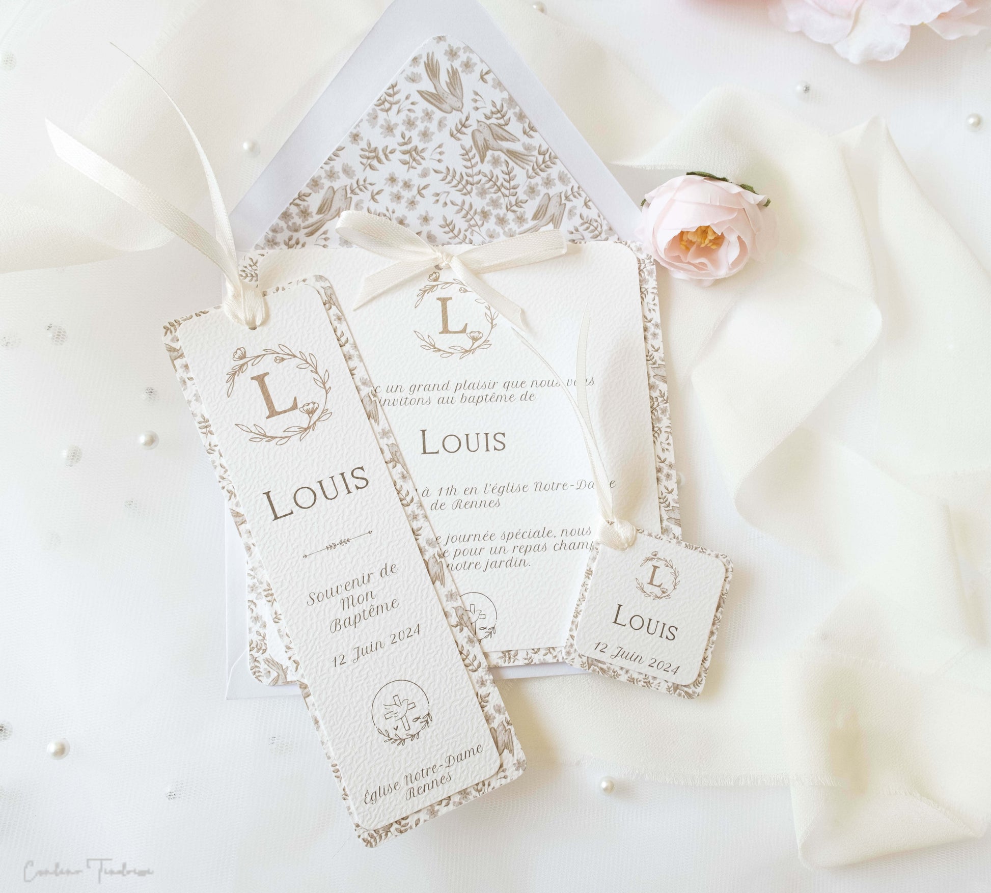 Faire-Part de baptême avec enveloppe coordonnée, signet de baptême, et étiquette à dragées, avec un motif petits oiseaux élégant