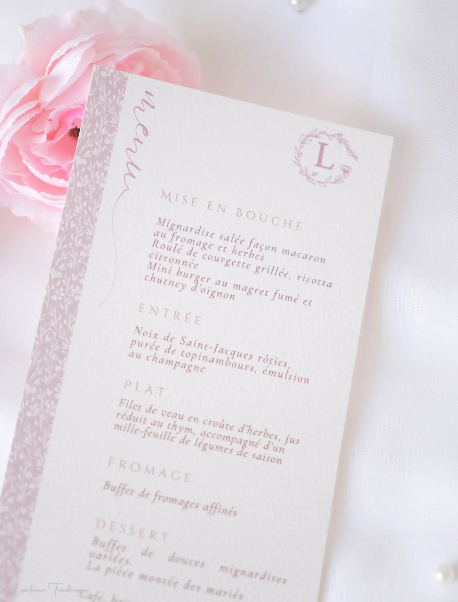 Papeterie de mariage élégante – menu de table motif floral blanc sur fond rose doux, personnalisable avec prénoms et date