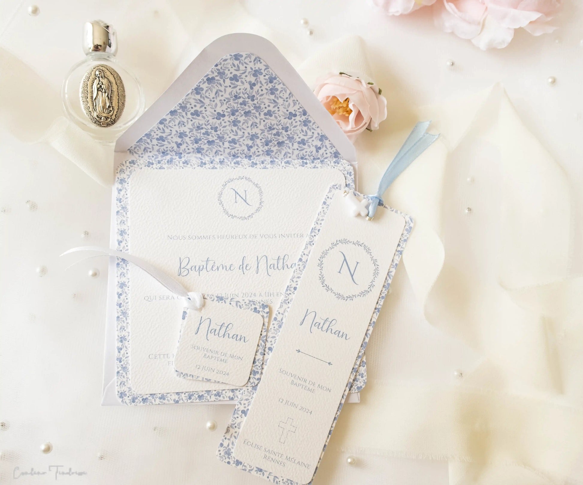 Collection de papeterie de Baptême ou Communion fleuri bleu sur fond blanc