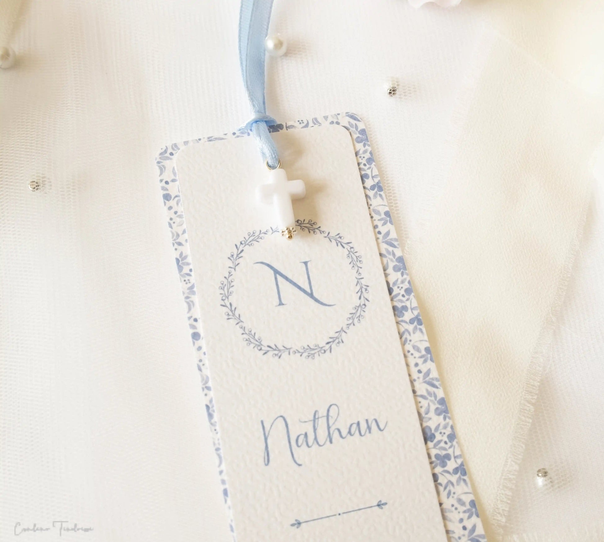 Signet de Baptême ou Communion fleuri bleu sur fond blanc