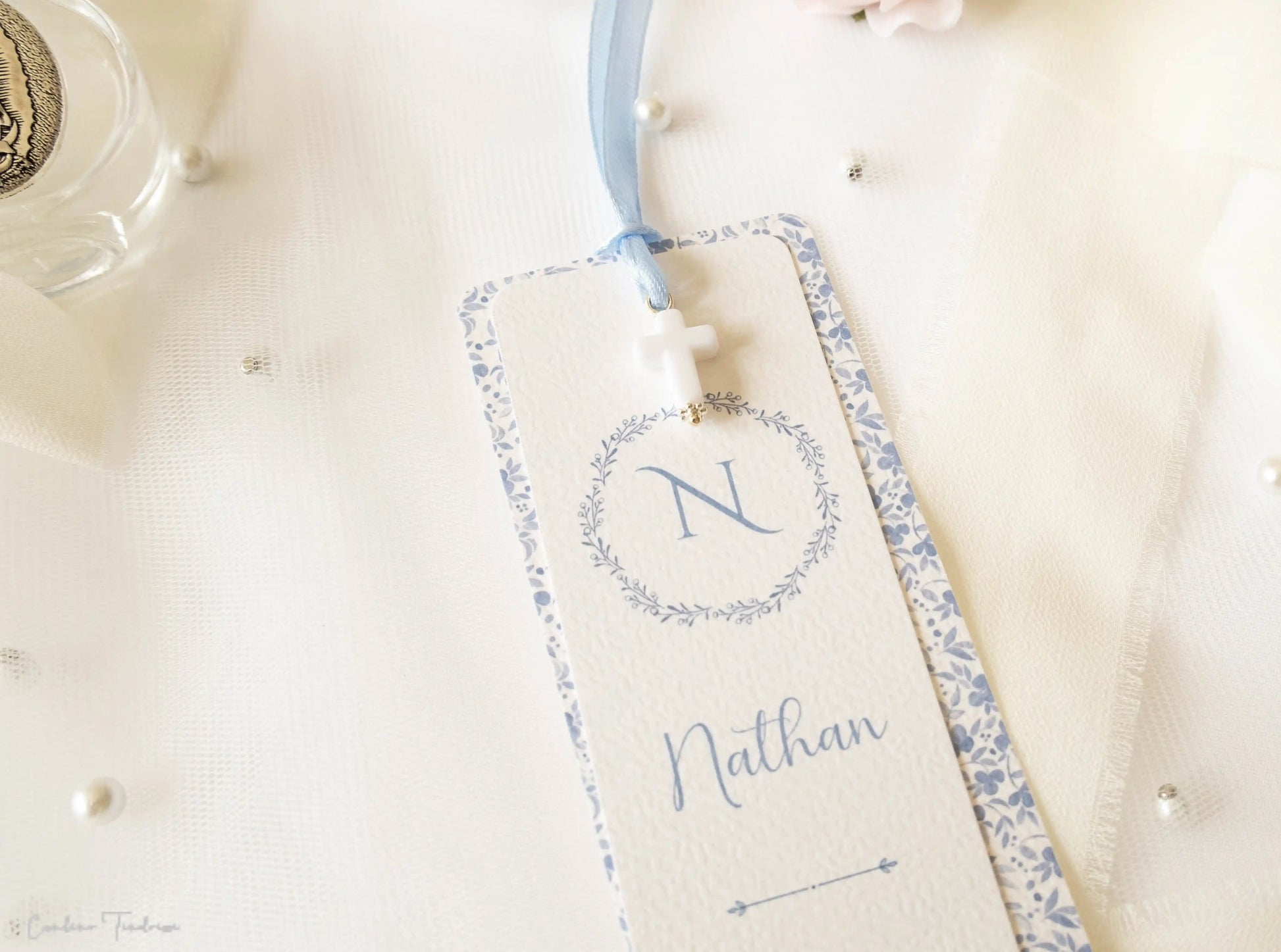 Signet de Baptême ou Communion fleuri bleu sur fond blanc