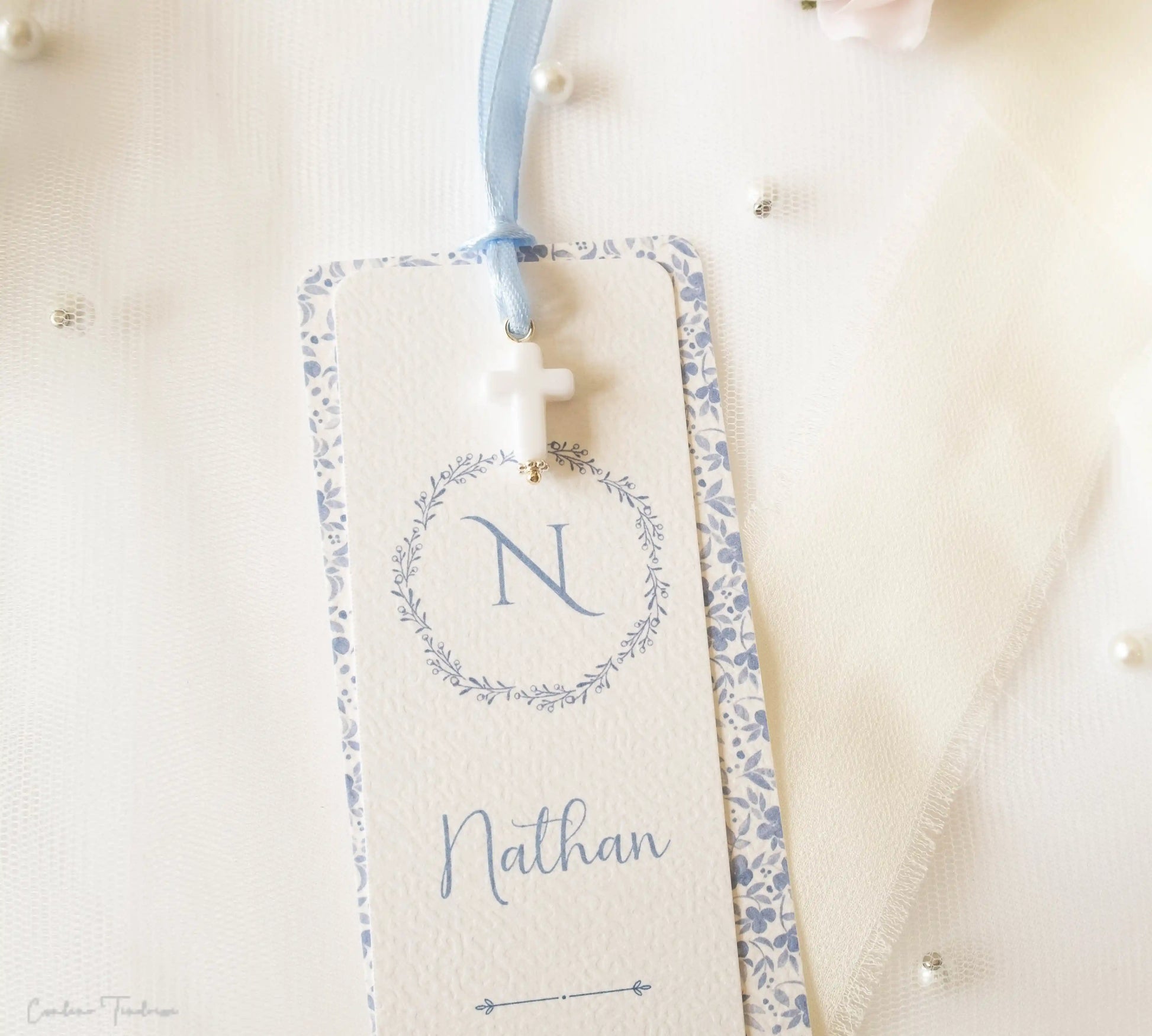 Signet de Baptême ou Communion fleuri bleu sur fond blanc