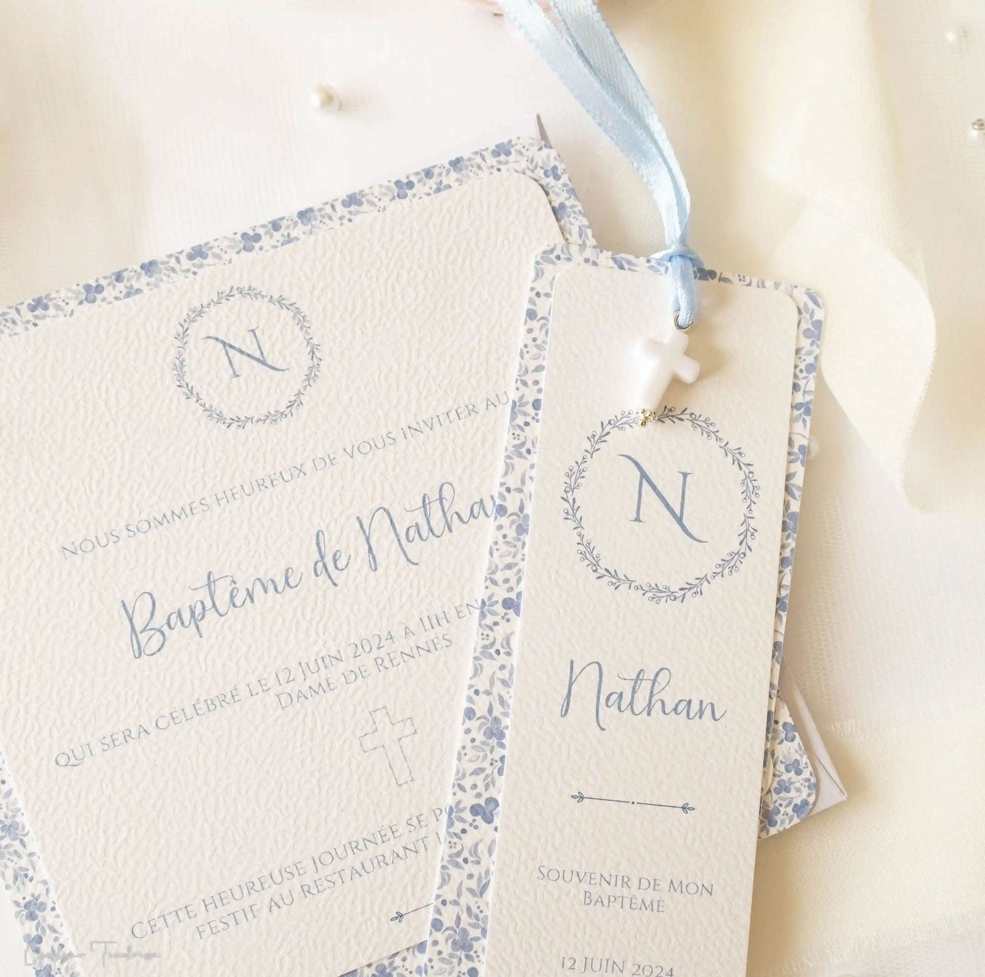 Signet de Baptême ou Communion fleuri bleu sur fond blanc