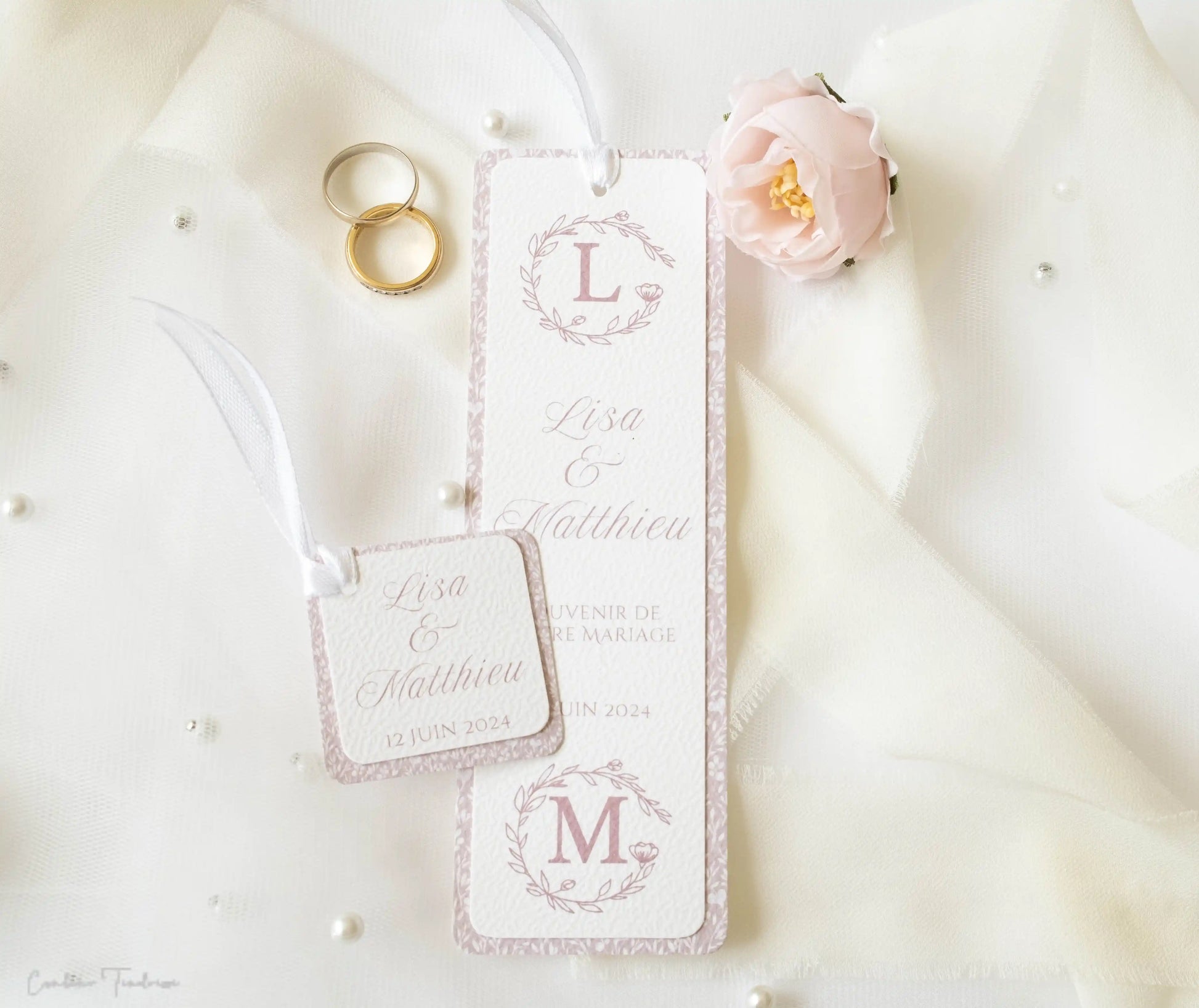 Étiquettes personnalisées de mariage – motif fleuri blanc sur fond rose, pour dragées et petits cadeaux, Collection Elérose