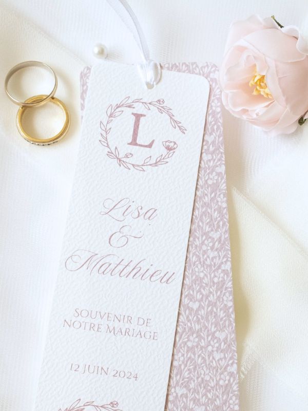signet de mariage personnalisé rose poudré et fleurs blanches
