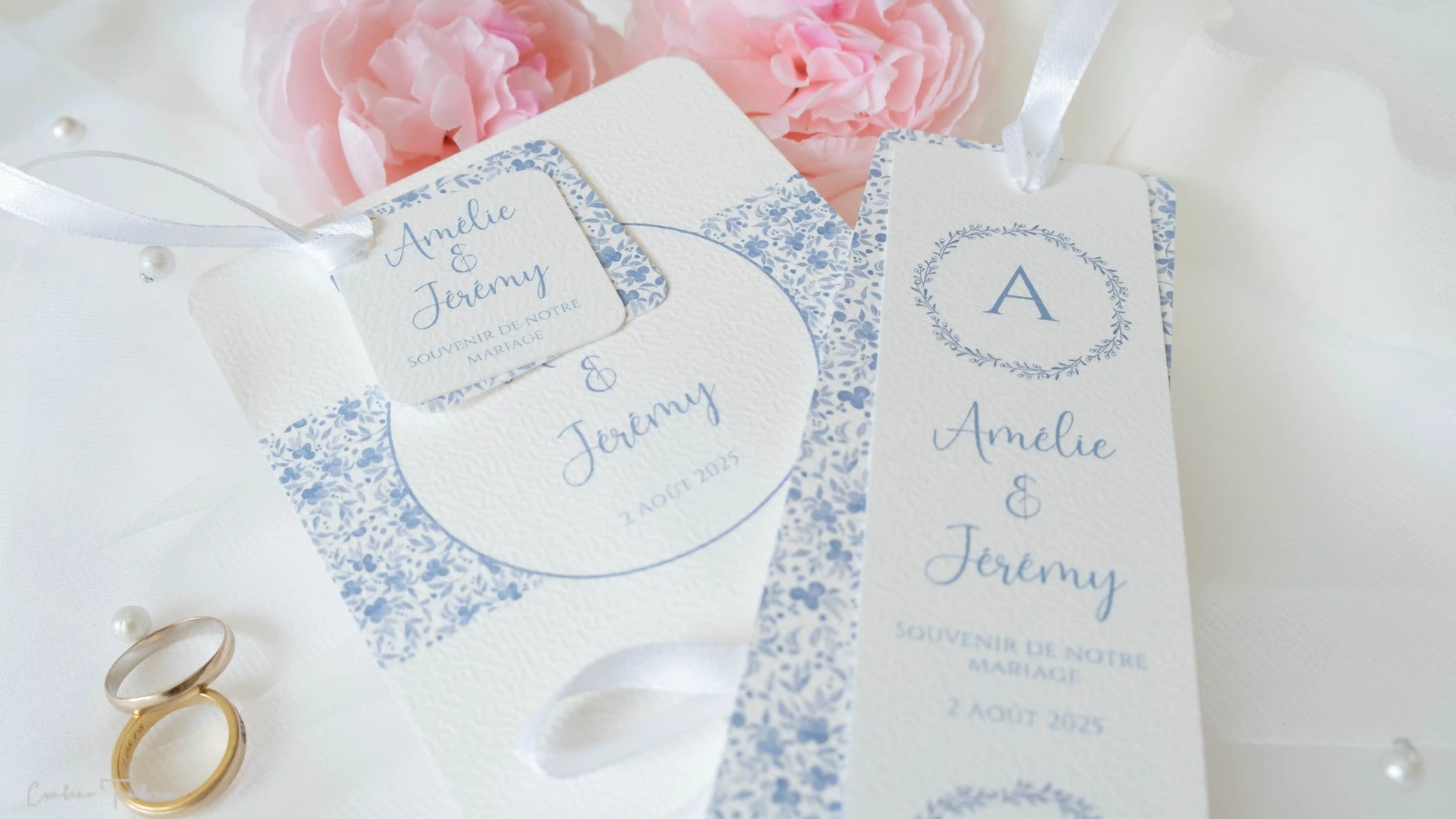 Signet Souvenir de Mariage - Cadeau pour Invités à imprimé fleuri bleu sur fond blanc et initiales