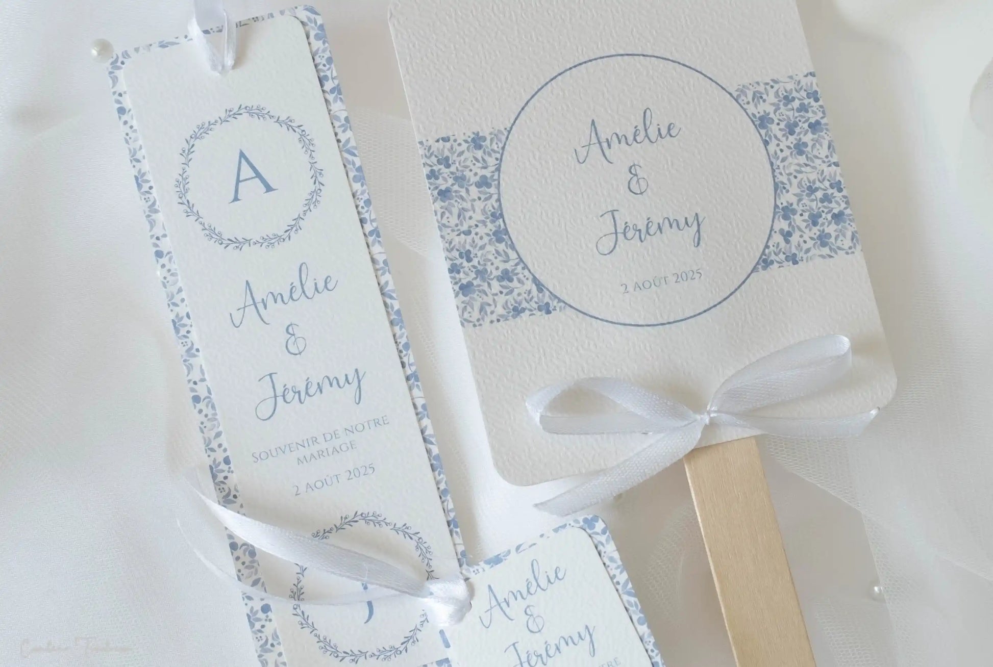 Signet Souvenir de Mariage - Cadeau pour Invités à imprimé fleuri bleu sur fond blanc et initiales